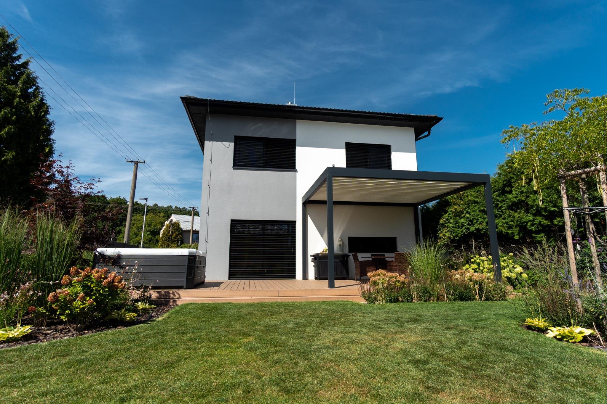 Rodina paní Hážové se do svého domu Family 131 nastěhovala před více než rokem. Hledali praktické bydlení s dispozicí 5+kk a možností rychlého stěhování.
„Jsme čtyřčlenná rodina a chtěla jsem dům, který se snadno udržuje a nabídne nám pohodlí. Family 131 splnil vše, co jsme očekávali,“ říká paní Hážová. Rychlost výstavby byla pro rodinu zásadní, díky tomu se vyhnuli provizornímu bydlení a mohli se plynule přestěhovat.
Po roce užívání hodnotí dům velmi kladně: „Nic negativního. Jsme tady šťastní.“ Oceňuje také komunikaci s realizačním týmem i celkovou jistotu, kterou přinesl stabilní partner s více než 50 lety zkušeností.
<div class='cGallery__info'><strong class='cGallery__author'>
Paní Hážová s rodinou
</strong><span class='cGallery__house'>
Family 131<br /></span></div> Reference Family 131